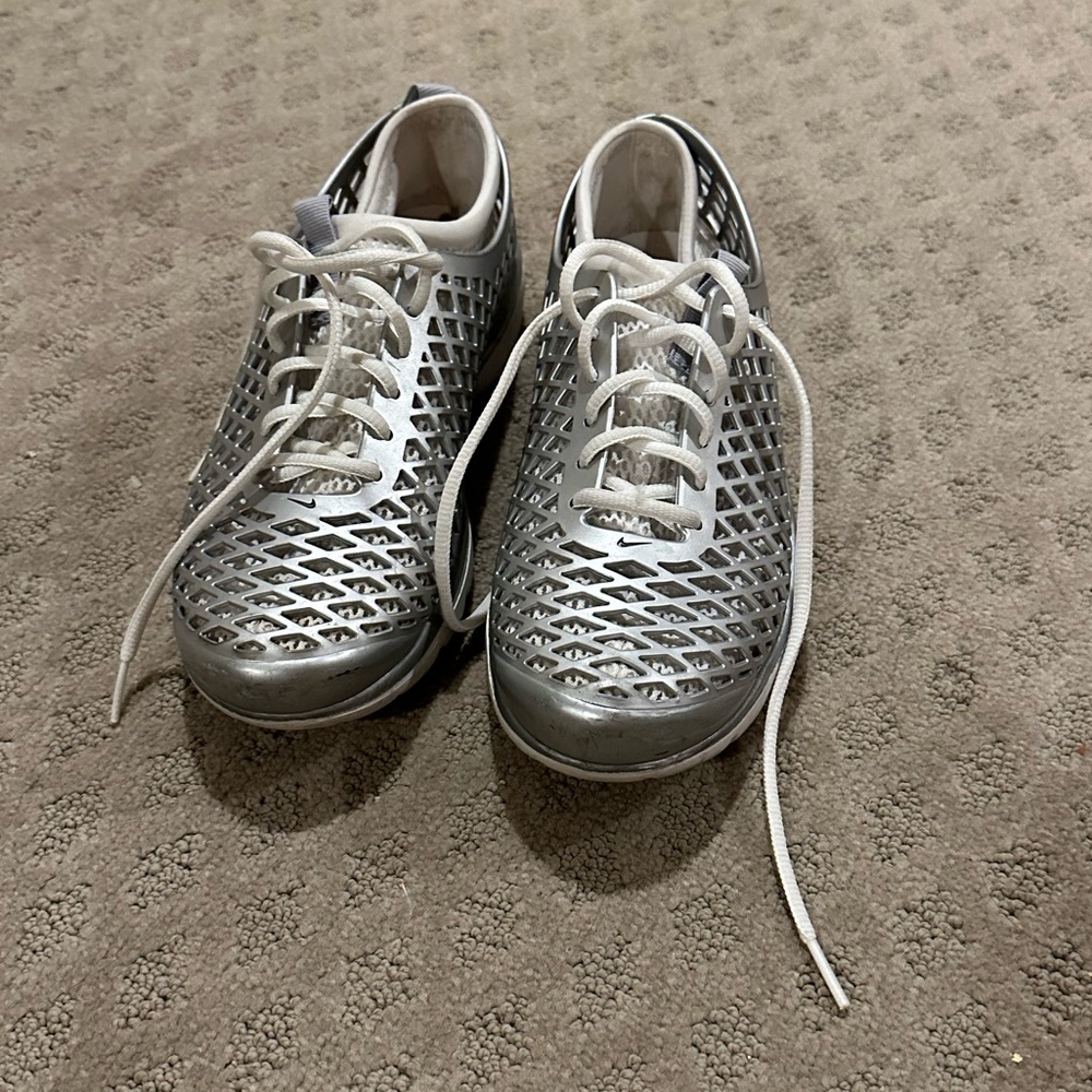 NIKE Silver shoes women’s 8.5 very good condition